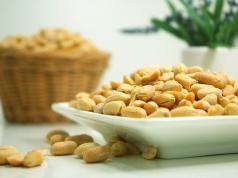 Surové arašidy: zdravotné výhody a škody Výhody arašidov pre ženy: čo je dobré na arašidoch?